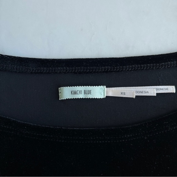 URBAN OUTFITTERS Kimchi Blue Velvet Black Long Sleeve Crop Top US Size XS - Picture 5 of 5